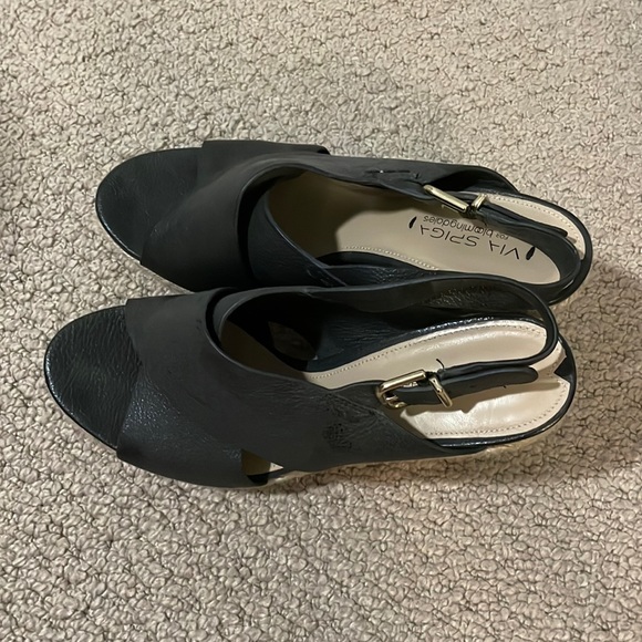 Via Spiga Rosette Open Toe Leather Wedge Sandal in black size 8.5 - Picture 2 of 7